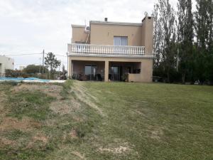 uma casa com um grande quintal em frente em Relax frente al Lago em Oliveros