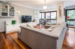 Telewizja i/lub zestaw kina domowego w obiekcie Lujoso y amplio piso con 5 habitaciones