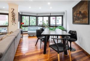 salon ze stołem, krzesłami i kanapą w obiekcie Lujoso y amplio piso con 5 habitaciones w Santiago de Compostela +36 zdjęć
