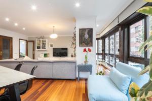 Telewizja i/lub zestaw kina domowego w obiekcie Lujoso y amplio piso con 5 habitaciones