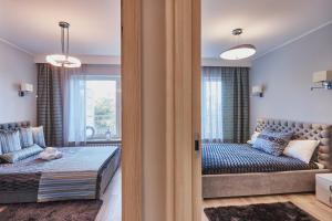 um quarto com 2 camas e uma janela em Playa Baltis Cristina em Międzyzdroje