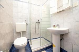 Et badeværelse på Apartments Vladislav + 26 billeder