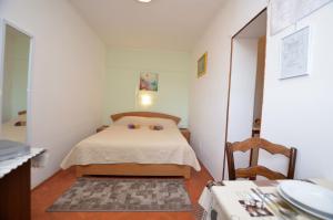 En eller flere senge i et værelse på Apartments Vladislav