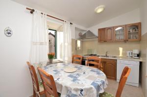 Kuchyň nebo kuchyňský kout v ubytování Apartment Stari Grad