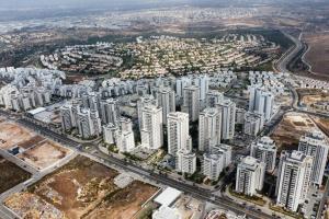 eine Luftansicht einer Stadt mit hohen Gebäuden in der Unterkunft דירה luxury על הפארק חניה חינם in Migdal Afeq
