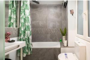 Łazienka w obiekcie Lujoso y amplio piso con 5 habitaciones