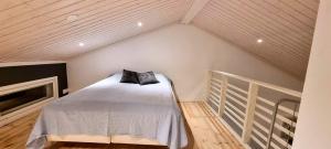 a bedroom with a bed in the attic at Elegantti studio lähellä Kuusamon keskustaa in Kuusamo