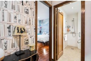 łazienka ze ścianą pokrytą czarno-białą tapetą w obiekcie Lujoso y amplio piso con 5 habitaciones w Santiago de Compostela