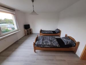 um quarto com 2 camas e uma janela em BK Meiderich em Duisburg
