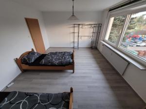 um quarto com uma cama e uma grande janela em BK Meiderich em Duisburg