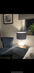 una camera con letto, lampada e sedia di Phoenix Pods a Liverpool