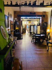 Reštaurácia alebo iné gastronomické zariadenie v ubytovaní Karczma Pod Jesionem