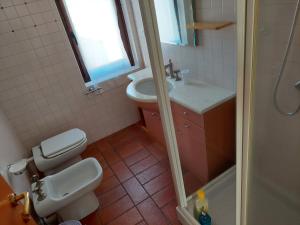 オメーニャにあるLuci dal Lagoのバスルーム(トイレ、洗面台、シャワー付)