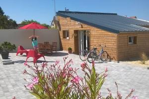 a small house with a red chair and an umbrella at Le Studio 1044 in Le Crotoy
