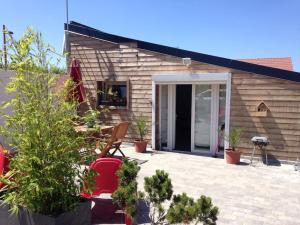 une maison dotée d'une terrasse avec des plantes devant elle dans l'établissement Le 1044, au Crotoy