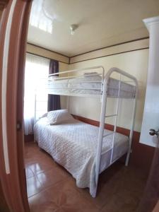 ein Schlafzimmer mit einem Etagenbett und einem Fenster in der Unterkunft Casa entre la naturaleza in San Marcos