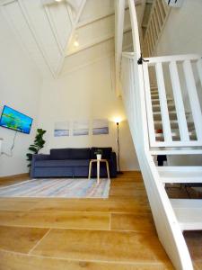 נענע في Keshet: غرفة معيشة مع أريكة زرقاء ودرج