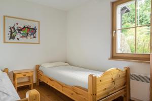 ベットマーアルプにあるSunnenstrahl EGのベッドルーム(ベッド1台、窓付)
