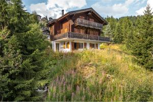 una casa en la cima de una colina con árboles en Sunnenstrahl EG, en Bettmeralp