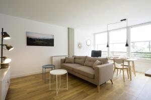 ein Wohnzimmer mit einem Sofa und einem Tisch in der Unterkunft OLABIDE 2 by Smiling Rentals in Hondarribia