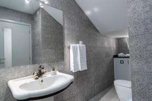 Bathroom sa Villa Salinas - Relax in the paradise surronded by nature and heated swimpool