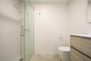 ein Bad mit einem WC und einer Glasdusche in der Unterkunft OLABIDE 2 by Smiling Rentals in Hondarribia