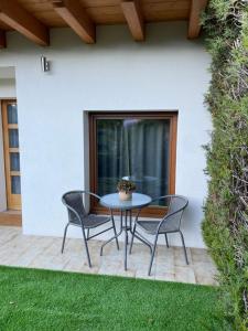 a table and two chairs on a patio at Villa Natura appartamento Open Space con giardino in Trento