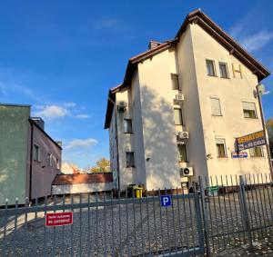 budynek z płotem przed nim w obiekcie Villa Centrum with access Kitchen w Zielonej Górze