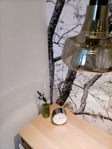 una lámpara y un jarrón sobre una mesa de madera en Baumkrone, en Altenau