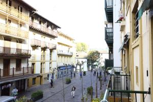 Un gruppo di persone che camminano per una strada cittadina di Etxarri by Smiling Rentals a Hondarribia