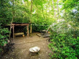 a garden with a wooden shelter in the woods at Bedouin - Ukc5929 in Highclere