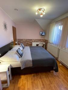1 dormitorio con 1 cama grande en una habitación en Penzión Pod Guglom, en Mlynky 