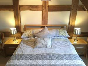 ein Schlafzimmer mit einem Bett mit zwei Lampen an Tischen in der Unterkunft The Granary in Kingsland
