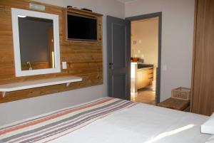 1 dormitorio con cama, ventana y baño en Flat Summer, en Florianópolis