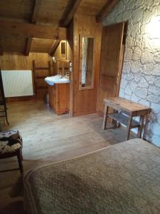 - une chambre avec un lavabo et une table dans l'établissement Chalet Indépendant " L'anfian-ne", aux Contamines-Montjoie