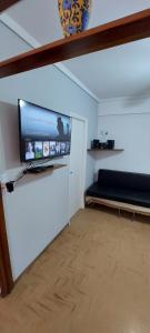 Habitación con cama y TV de pantalla plana. en Depto mardel cómodo luminoso cerca de todo en Mar del Plata