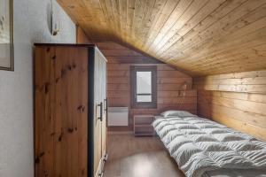 een kamer met een groot bed in een houten kamer bij Polaris in Bettmeralp