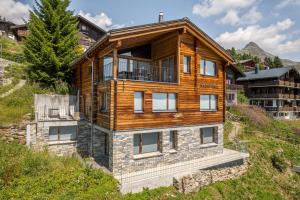 une maison en bois au sommet d'une colline dans l'établissement Nachtigall OG, à Bettmeralp