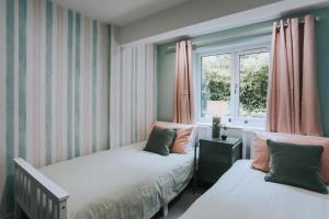 Posteľ alebo postele v izbe v ubytovaní The Garden Hideaway, 2 bed home heart of the Town - Starlink Wi-Fi