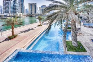 Bazén v ubytování Near JBR beach, Park Island Dubai Marina nebo v jeho okolí