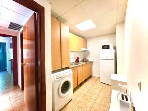 A kitchen or kitchenette at Apartamento para 6 a 5 min Port Aventura en Hotel Festival Village