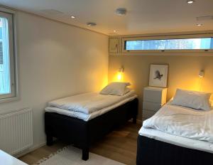 1 Schlafzimmer mit 2 Betten und einem Fenster in der Unterkunft City Apartment Ilmola in Rovaniemi