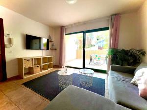 A television and/or entertainment centre at Apartamento para 6 a 5 min Port Aventura en Hotel Festival Village