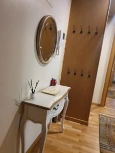 CASA NOGUEIRA في أياريز: غرفة ملابس مع طاولة ومرآة