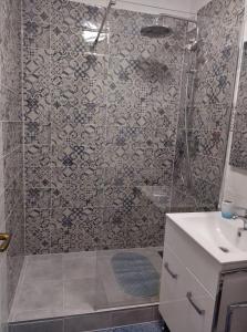 ein Bad mit einer Dusche und einem Waschbecken in der Unterkunft Pihenő Zug Apartman in Budapest