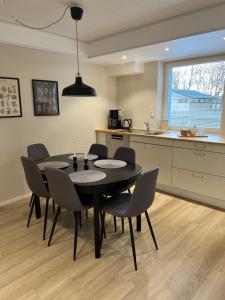 una mesa de comedor negra y sillas en la cocina en City Apartment Ilmola, en Rovaniemi