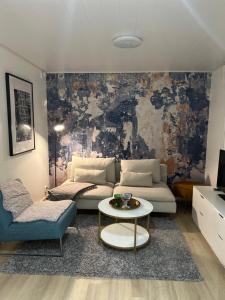 una sala de estar con un sofá y una mesa en City Apartment Ilmola, en Rovaniemi