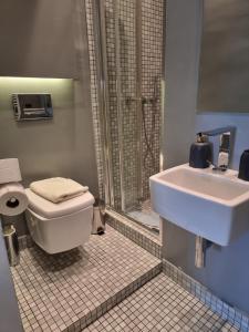 A bathroom at Luxury Living Athens by YHA