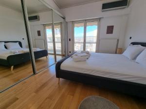A bed or beds in a room at Luxury Living Athens by YHA