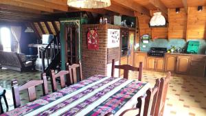 ein Esszimmer mit einem Tisch und einer Küche in der Unterkunft Coca in Santa Clara del Mar